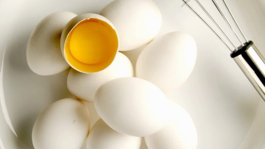 Séparer le jaune du blanc d’œuf : quelle technique privilégier