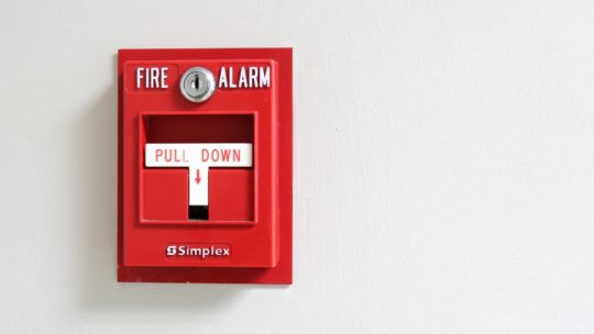 Alarme incendie et ERP : en savoir plus sur les enjeux de sécurité