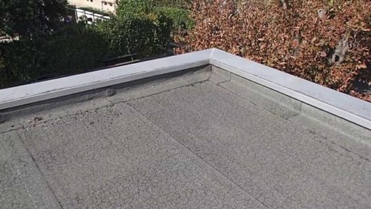 Comment détecter une fuite sur un toit plat ?